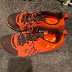 Under armour trail shoe 7 coral burgundy